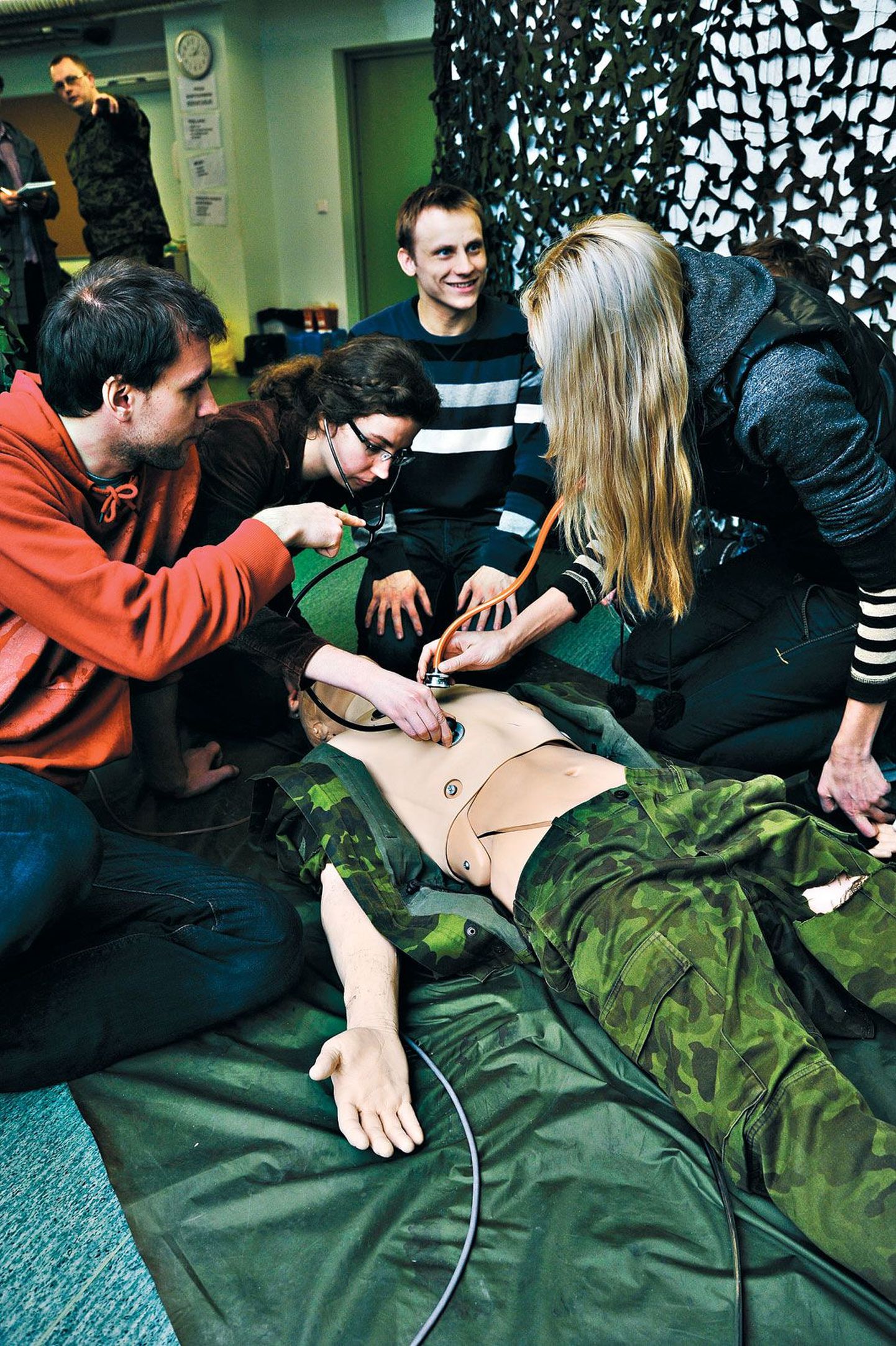 Arstitudengid õppisid eile, kuidas funktsioneerib nukk-patsient. Pil­dil püüavad tuvastada nuku südame tööd Märt Raud (vasakult), Kristi Simenson, Taavi Hõrandi ja Merilin Mitt.