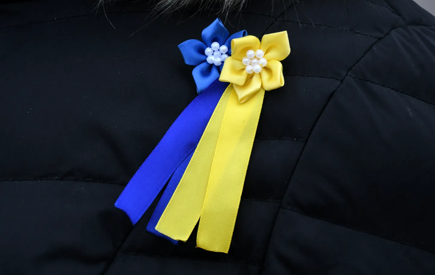Брошь в цветах флага Украины