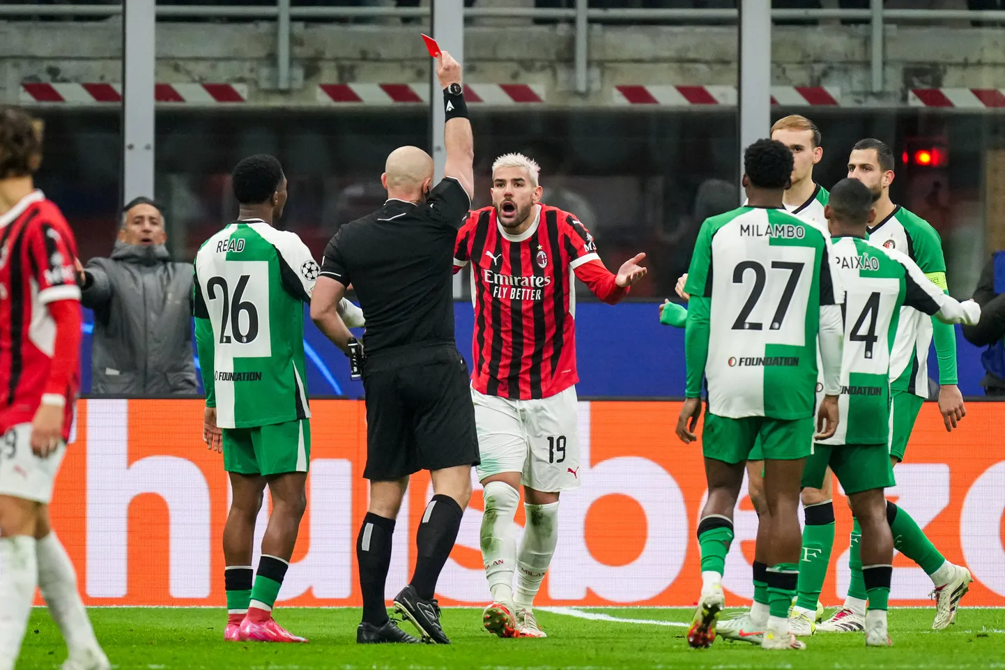 AC Milan juhtis, kui nende vasakkaitsja Theo Hernandez (punamustas) sai idiootse sukeldumise eest punase kaardi. Seejärel kaotati.