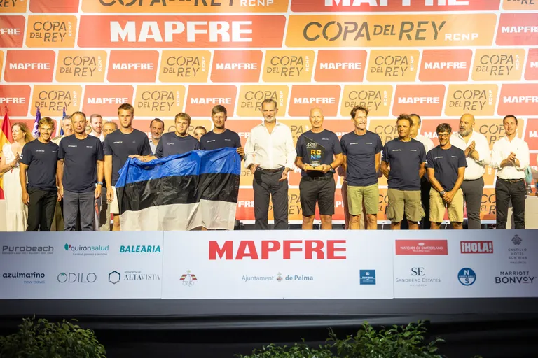 Katariina II meeskond Copa del Rey MAPFRE 2024 autasustamisel koos Hispaania kuninga Felipega