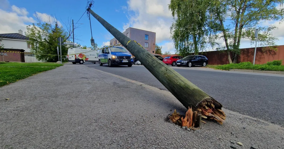 Teguri tänaval murdus elektripost