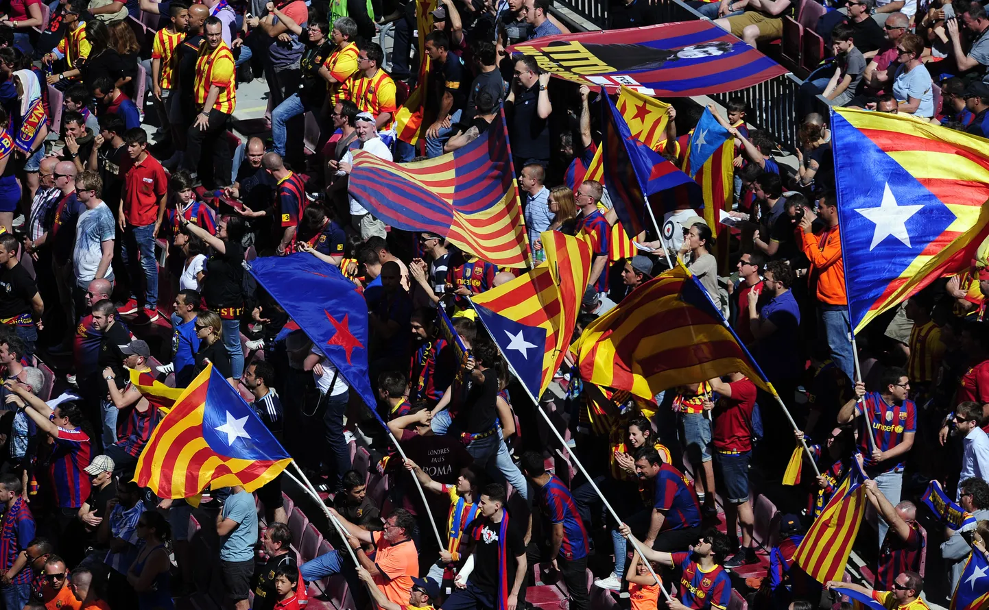 Болельщики "Барселоны" с флагами Каталонии.