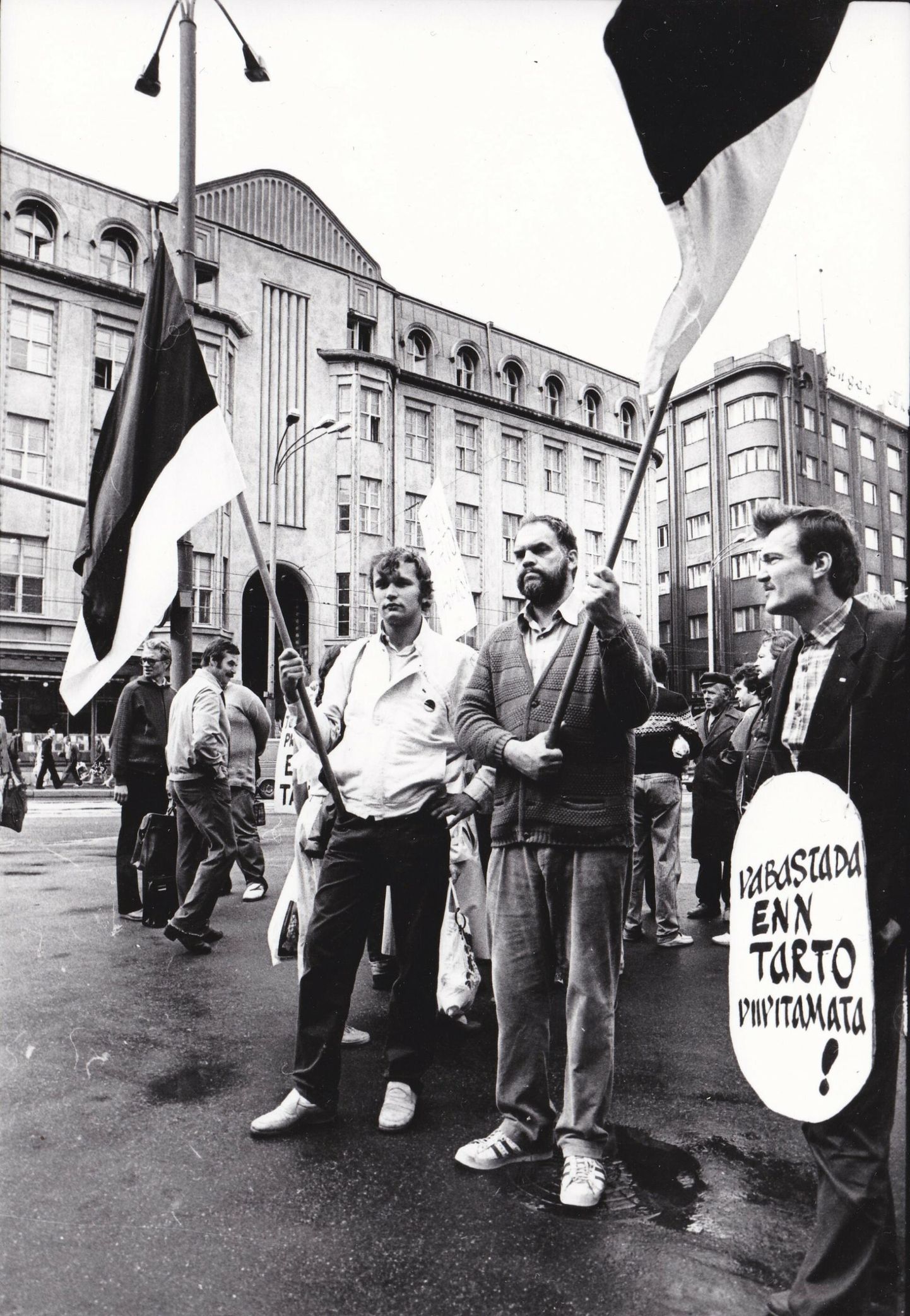 Piketeerijad Ilmar Heido, Allan-Frits Suurkask ja Mait Rand
augustis 1988 Draamateatri ja toonase ENSV ülemkohtu ees.
 