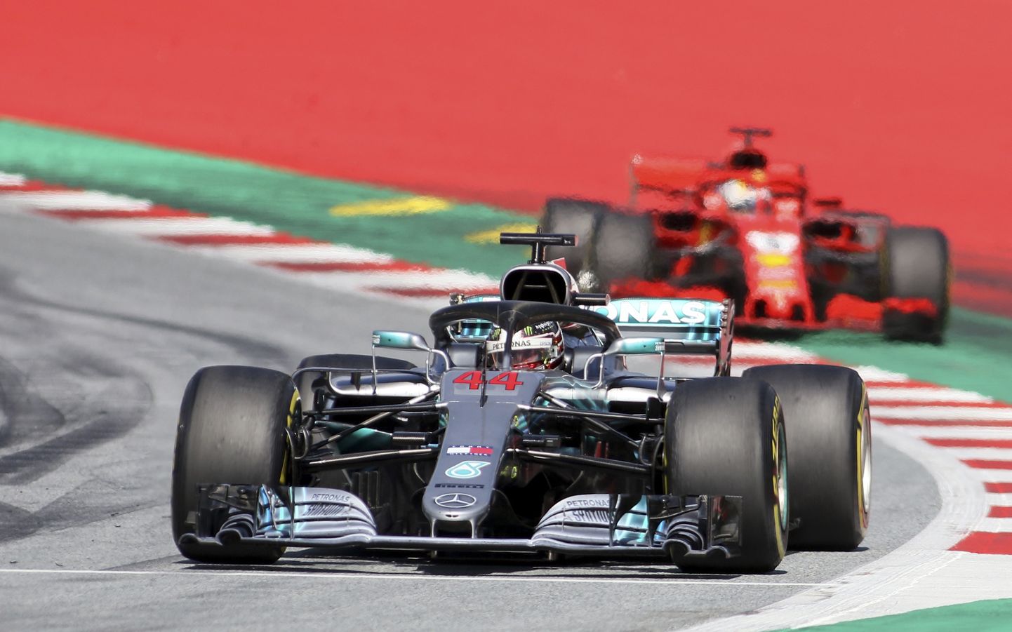 Neljakordsed vormel 1 sarja maailmameistrid Lewis Hamilton (esiplaanil) ja Sebastian Vettel.