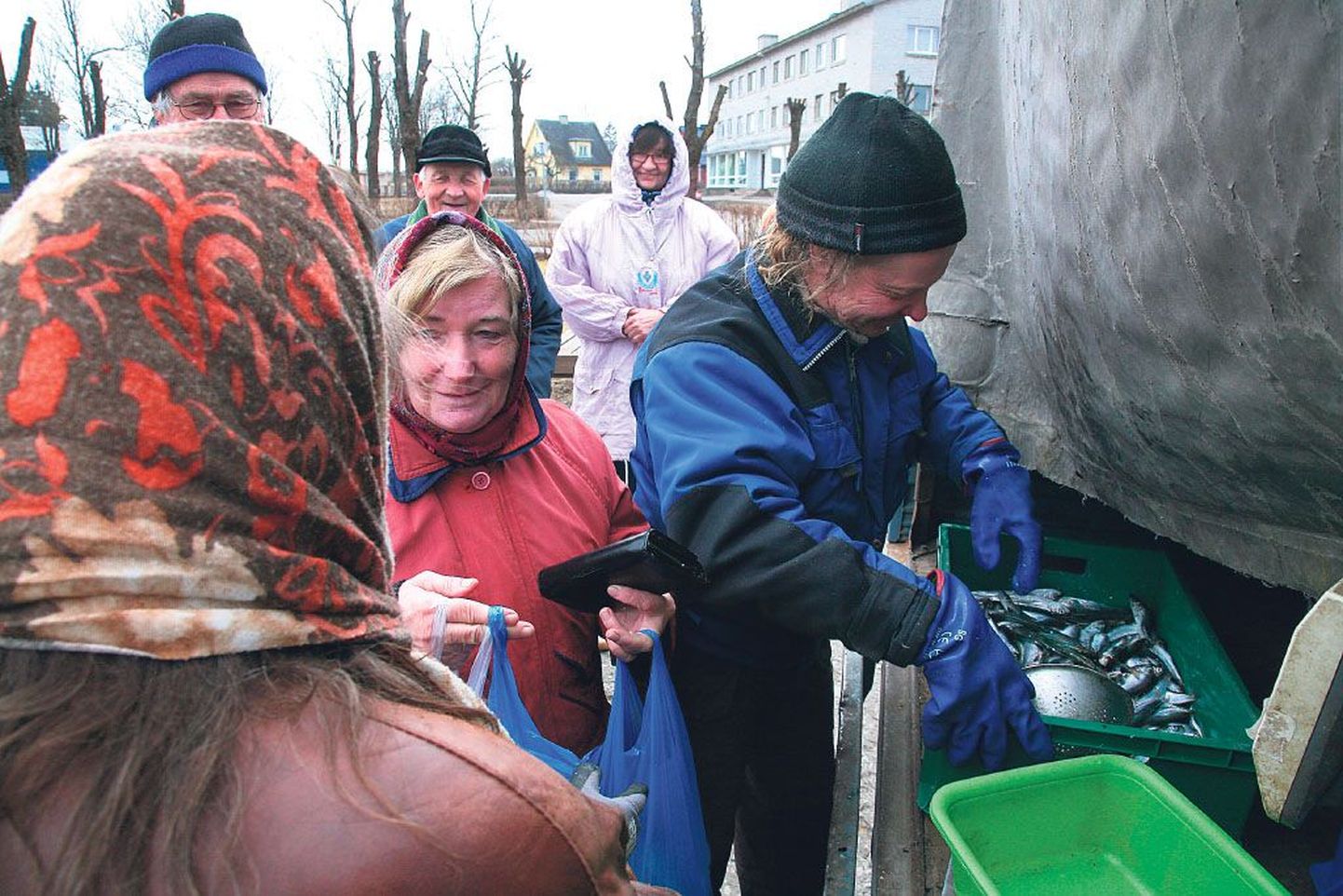 Lavassaare pensionärid ootavad pikas sabas igal teisipäeval pikisilmi räimefurgooni, praegu pakutakse Läti kala.