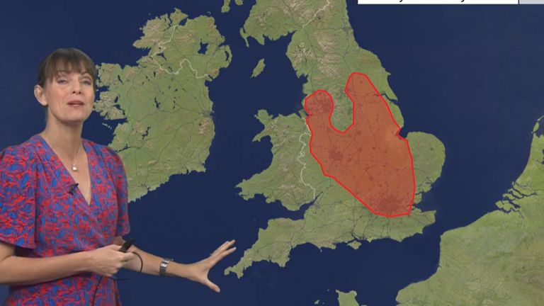 Синоптик Би-би-си Сьюзен Пауэлл показывает область самых высоких температур. Самые высокие температуры ожидаются в Лондоне