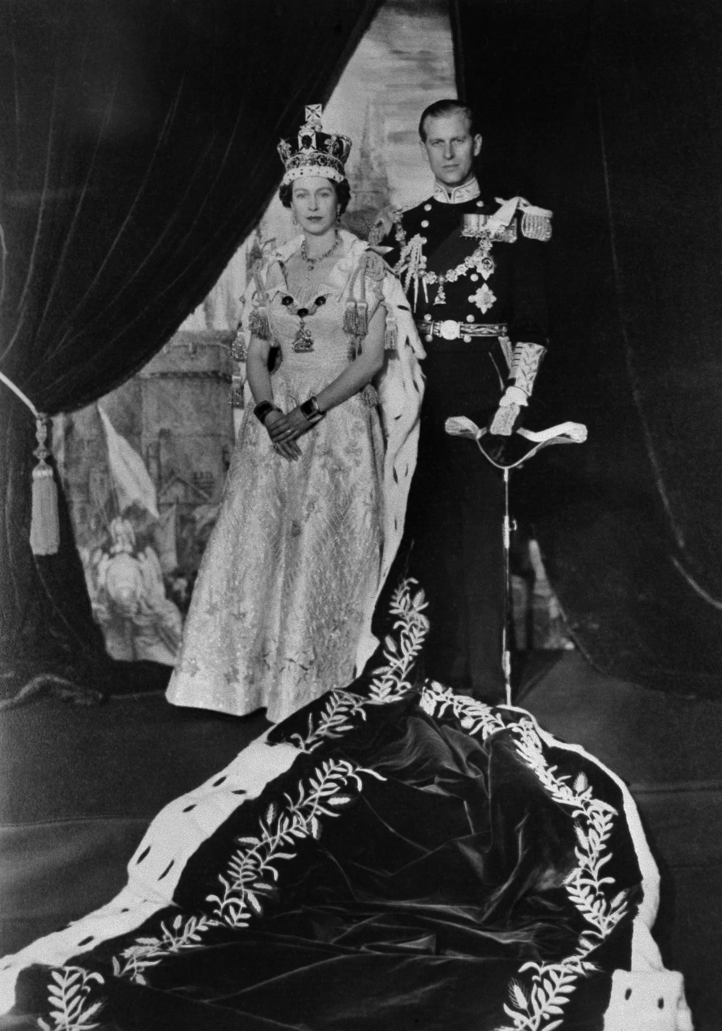 Karaliene Elizabete II un princis Filips pēc karalienes kronēšanas ceremonijas 1953. gadā
