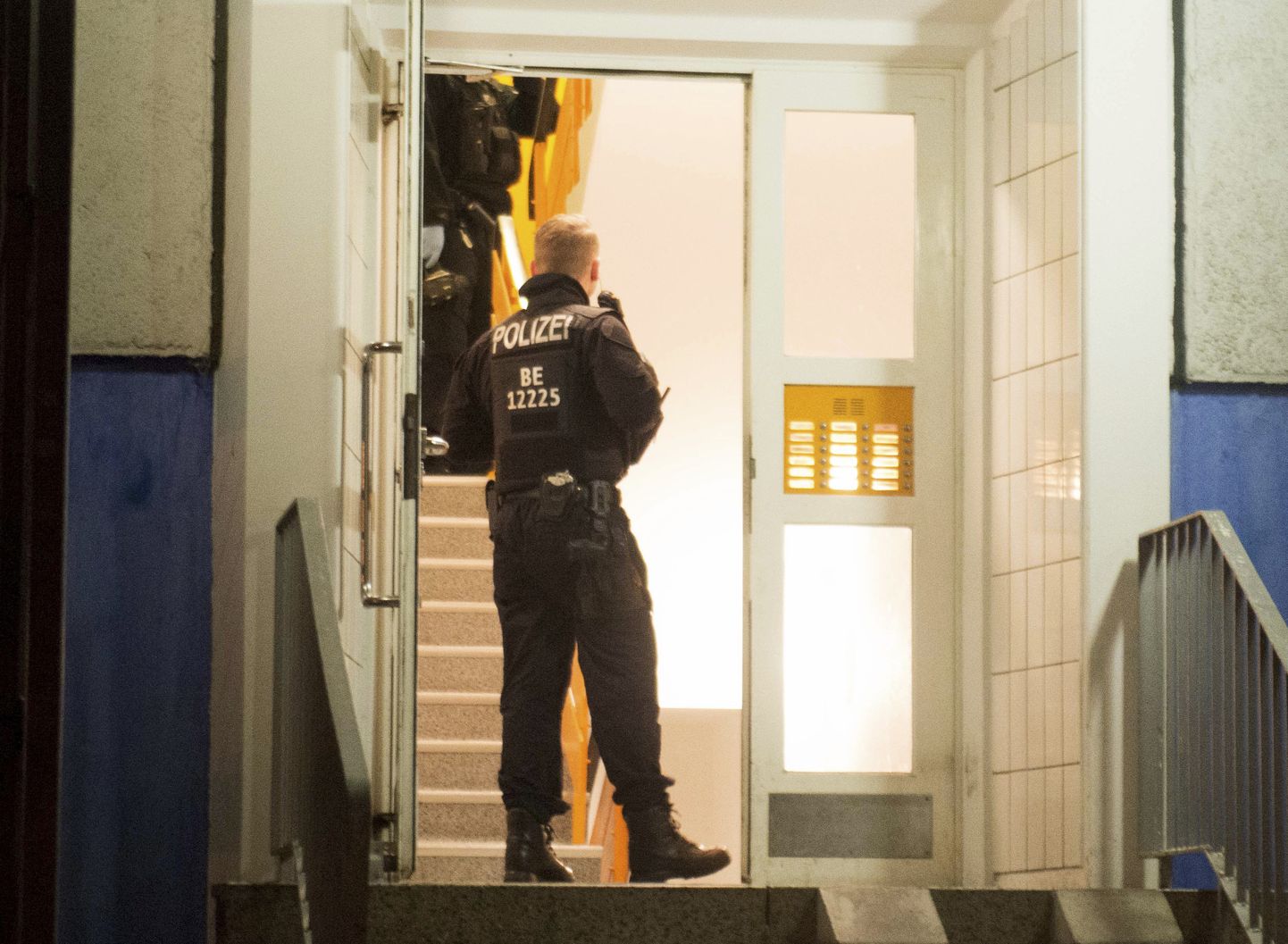 Politseinikud Berliinis ühes kortermajas, mille julgeolekujõud täna varahommikul üleriigilise haarangu raames läbi otsis.
