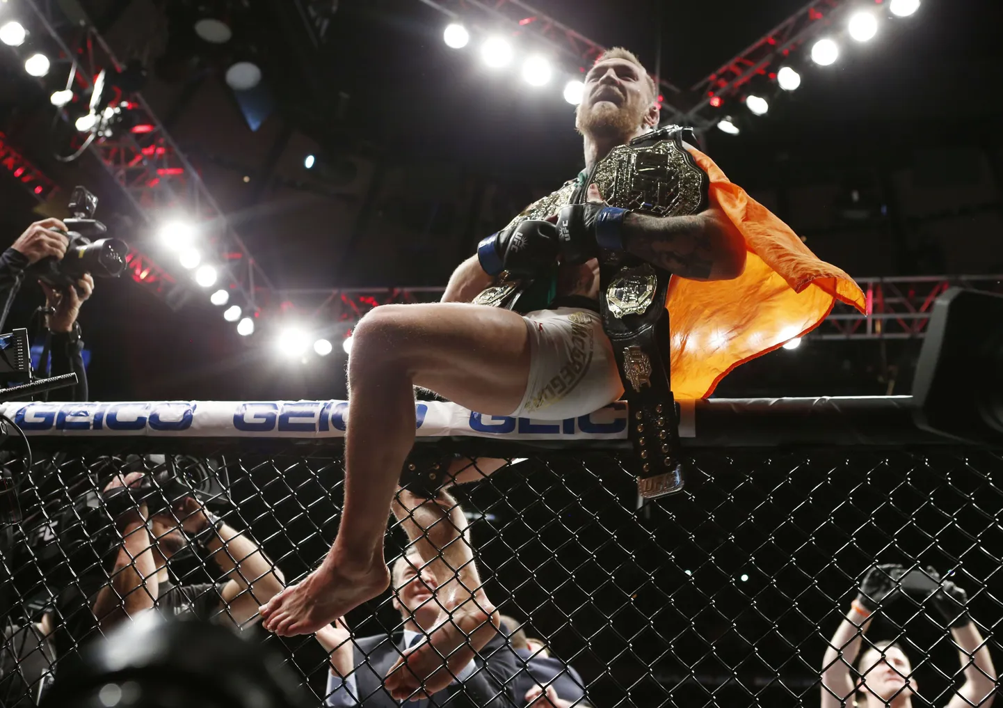 Conor McGregor sai vabavõitlejana triumfeerida New Yorgis. Tulevikus võib ta suunduda aga ka poksiringi, et teenida veelgi suuremat raha.