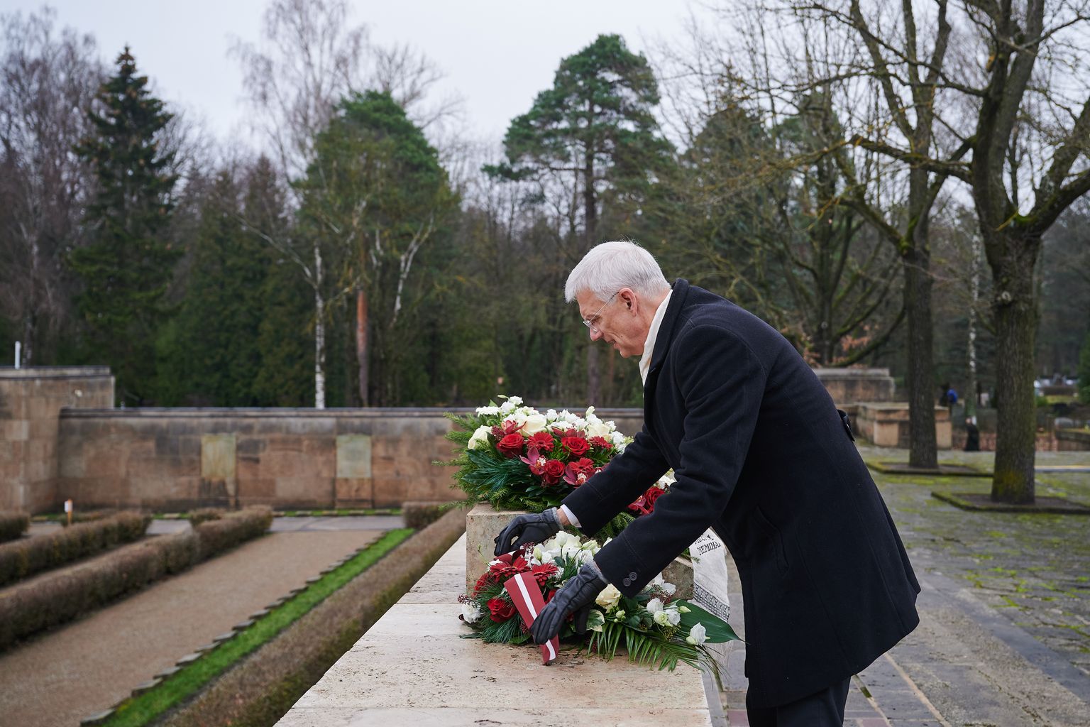 Ministru prezidents Krišjānis Kariņš noliek ziedus Brāļu kapos.