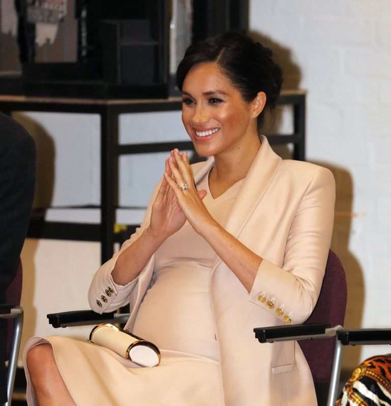 Sussexi hertsoginna Meghan 2019. aasta jaanuaris Londonis Briti rahvusteatris, kus tehtud fotodel pandi tähele, et tal on väga kaugele painduvad sõrmeliigesed