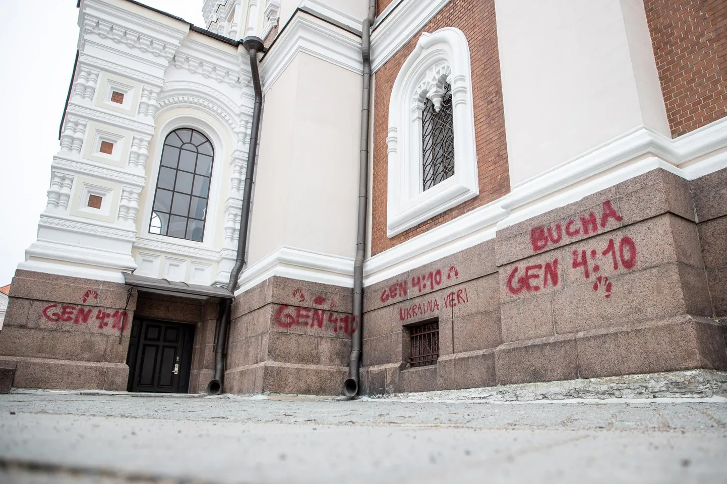 Ukraina sõja vastaste grafititega Nevski katedraal.