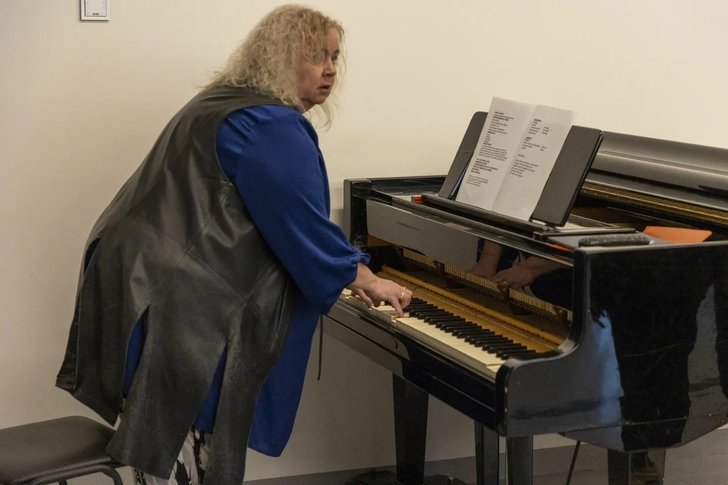 Tuntud lauluõpetaja Thea Paluoja püüdis Hillar Hanssoo kooli vanast klaverist muusikapäeval helisid välja võluda.