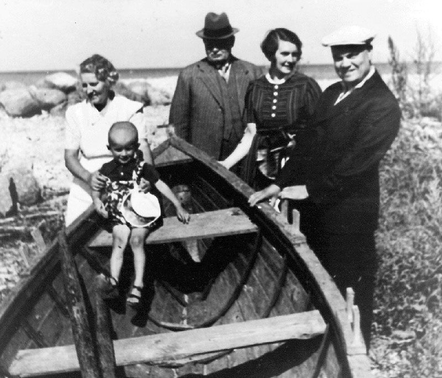 President Konstantin Päts pereliikmetega
Toila rannas 1930. aastate teises pooles.