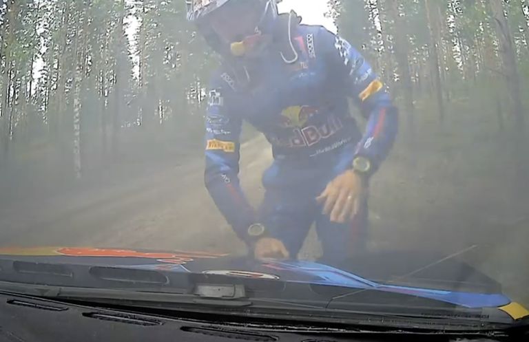 Martin Järveoja suitseva Ford Puma Rally1-auto kapoti juures