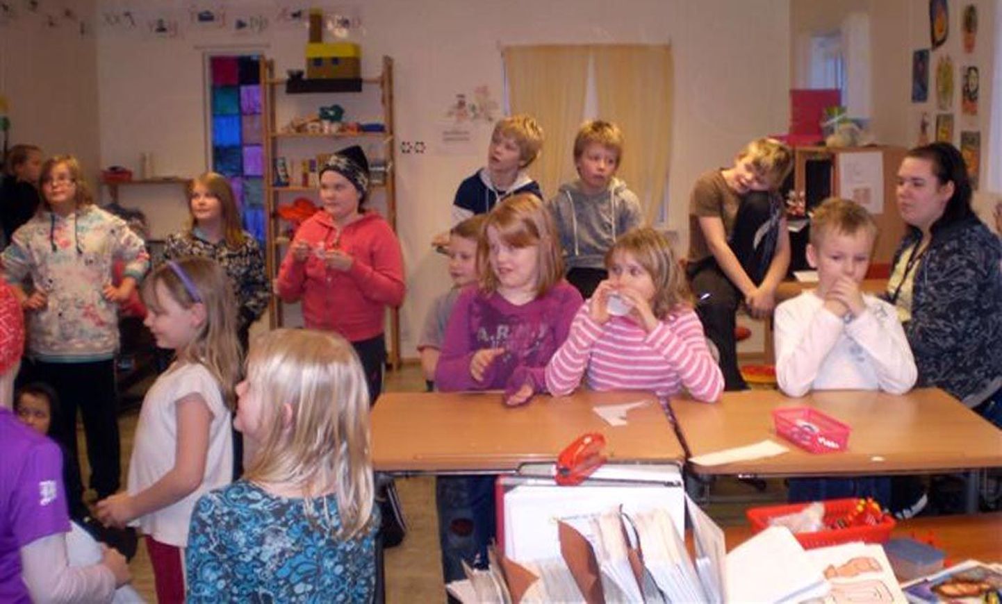 Üsna tavaline pilt, mis avaneb Islandi kooli algklasside tunnis: koostegemist jätkub kõigile.