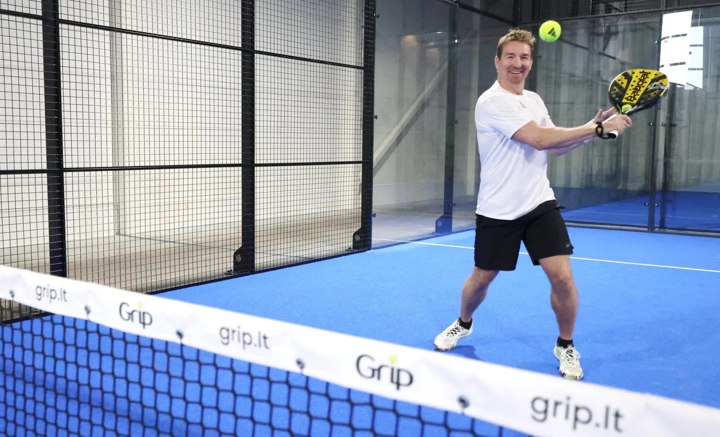 Aasta eest ei tahtnud Jarno Marjamäki padelist kuuldagi, sest vihkas seda reketiala sõbralt saadud kaotuse tõttu. Nüüd käib ta Tartus padelit mängimas pea iga päev, kui mitte mitu korda päevaski.