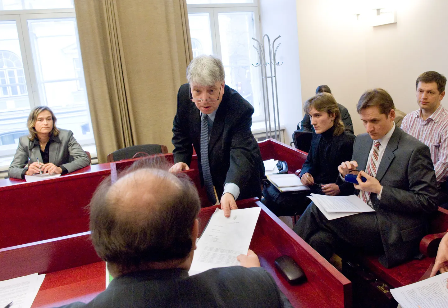 Dimitri Klenski (prillidega) suhtles oma kaitsja vandeadvokaat Aleksandr Kustoviga (seljaga). Neid vaatavad prokurör Triin Bergmann (vasakul) ning Klenski kaaskohtualused Mark Sirõk (tumedas) ja Maksim Reva (lipsuga).