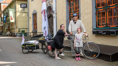 Isevärki jalgrattaga ümber Eesti seiklev perekond jõudis suvepealinna