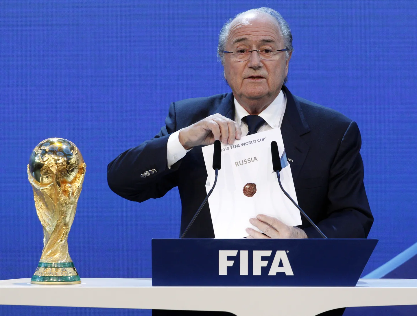 Inglaste pettumuseks tõmbas FIFA president Sepp Blatter ümbrikust välja Venemaa nime.