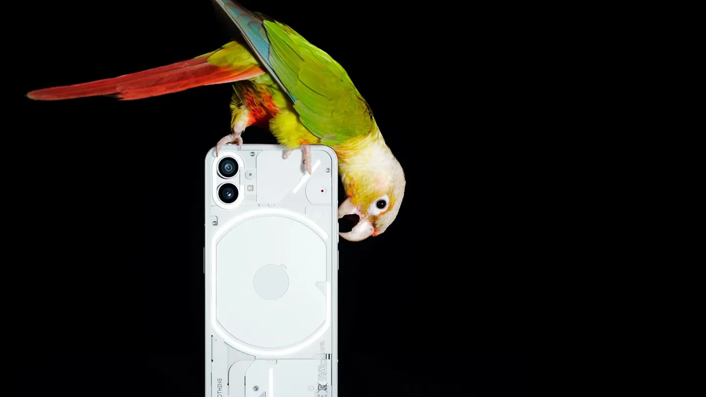 Ainuke ametlik pilt uuest Nothing Phone (1) telefoni tagaküljest näitab, et päris tavaline siiski uus mobiil pole, vähemalt välimuse poolest.