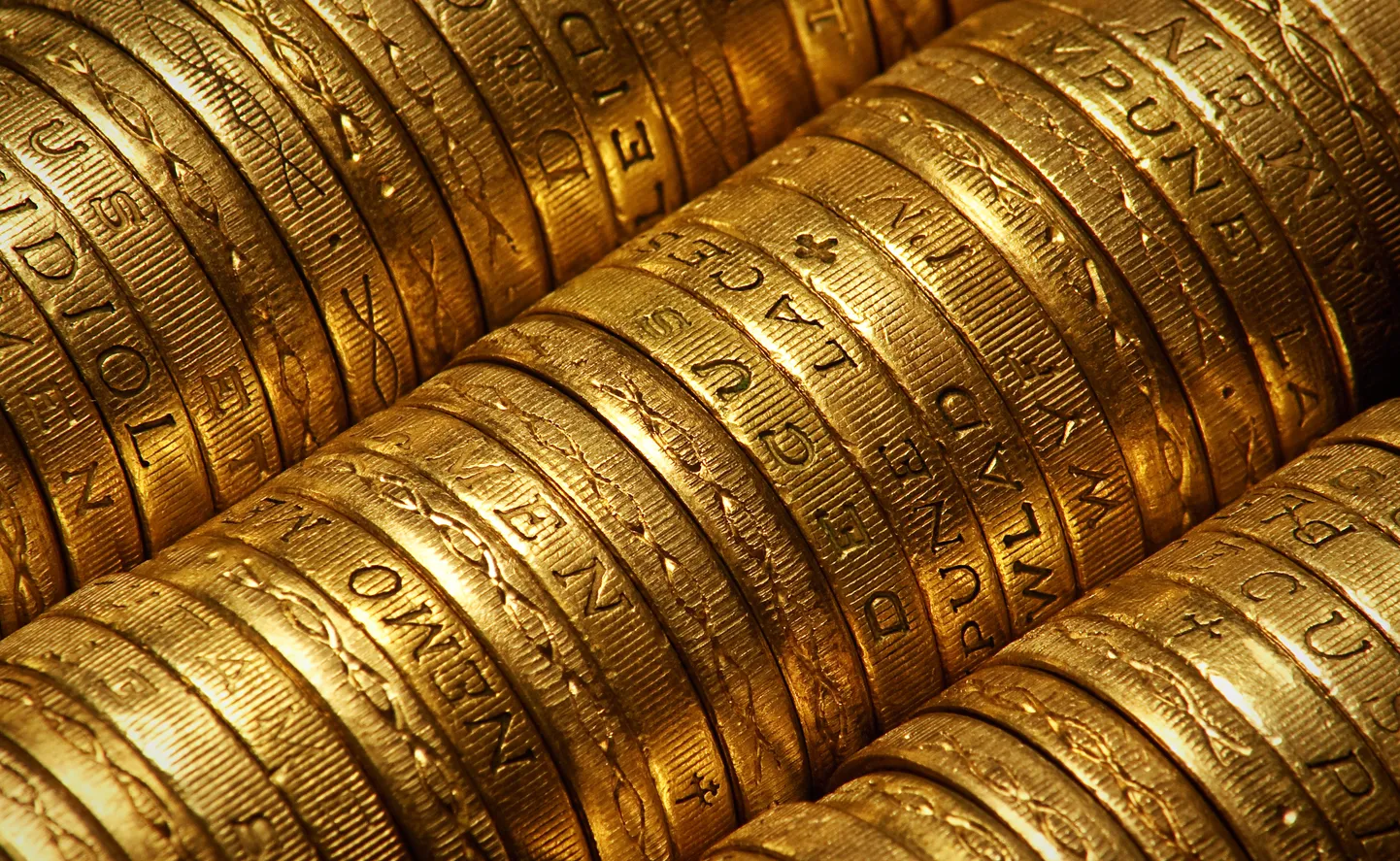 Lisaks kullast ja muudest väärismetallidest investeerimistoodete, ehete ja luksuskollektsioonide valmistamisele toodab The Royal Mint endiselt käibemünte lisaks Ühendkuningriigile ka enam kui 60 riigile maailmas.