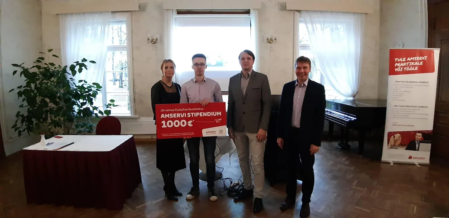 Amserv Grupi AS personalijuht Kadri Lutus, stipendiaat Raul Sims, JKHK arenguspetsialist Valev Väljaots ja Amservi  järelteeninduse juht Ahti Aasala.