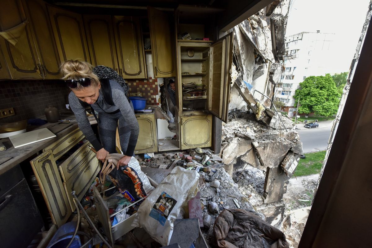 Borodjanka elanike reaalsus - purustatud elumajad ja hävitatud elud. Fotol naine enda endises korteris kogumas kokku pommitamises terveks jäänud esemeid.