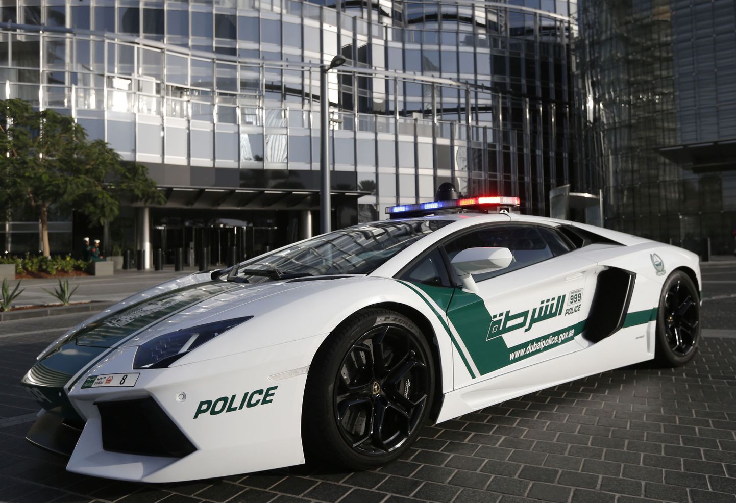 В Дубае полиция ездит на Lamborghini Aventador.