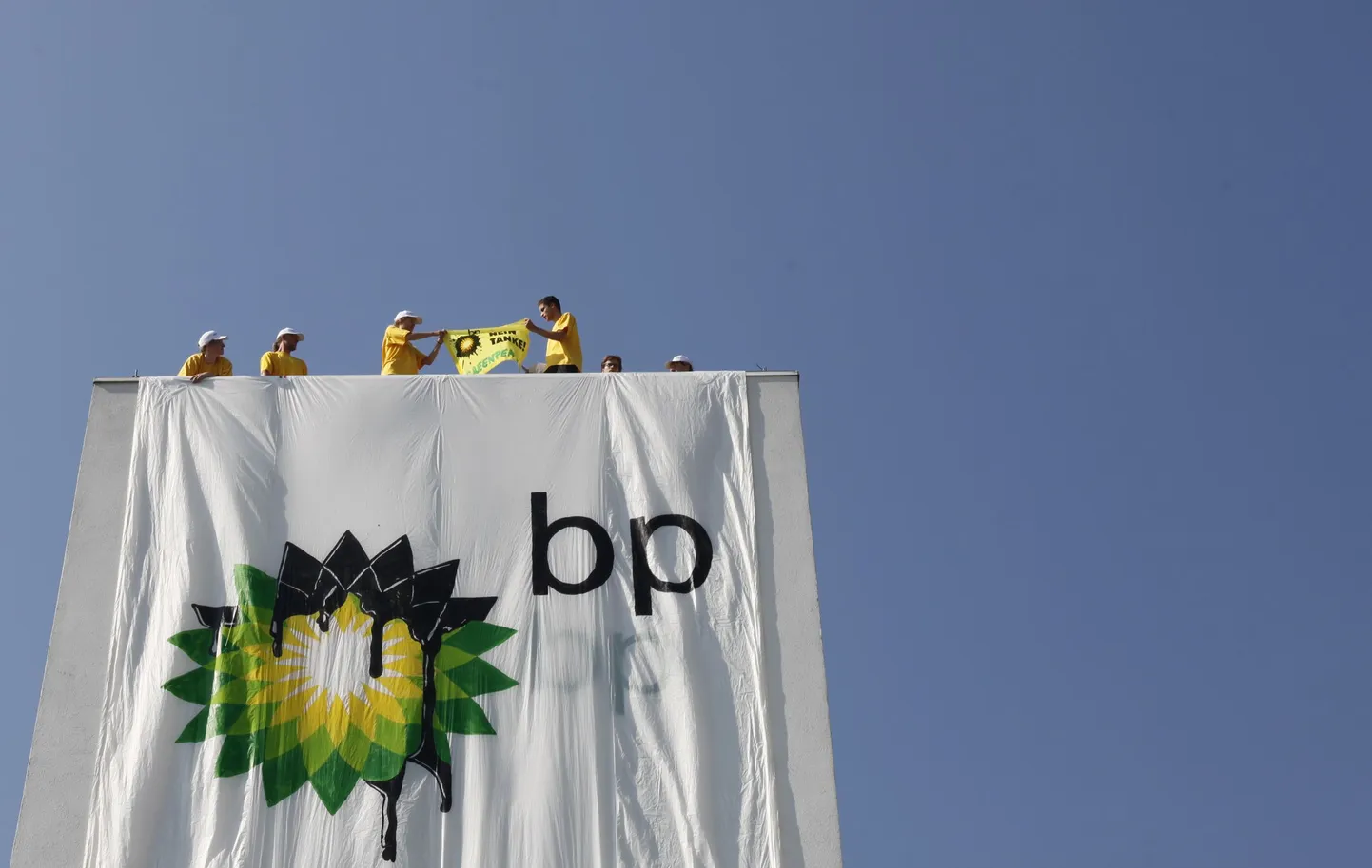 Greenpeace aktivistid valasid BP logole mullu juulis meeleavaldusel õli ja nõudsid, et BP lahkuks süvamerest