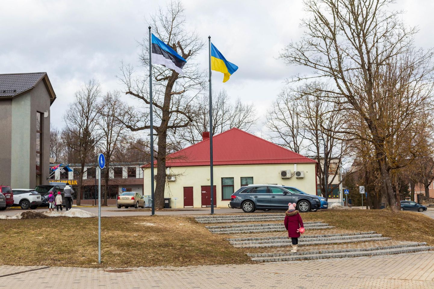 Eesti ja Ukraina lipp Põlva linnas 4. aprillil. Järgneval ööl lipp varastati.