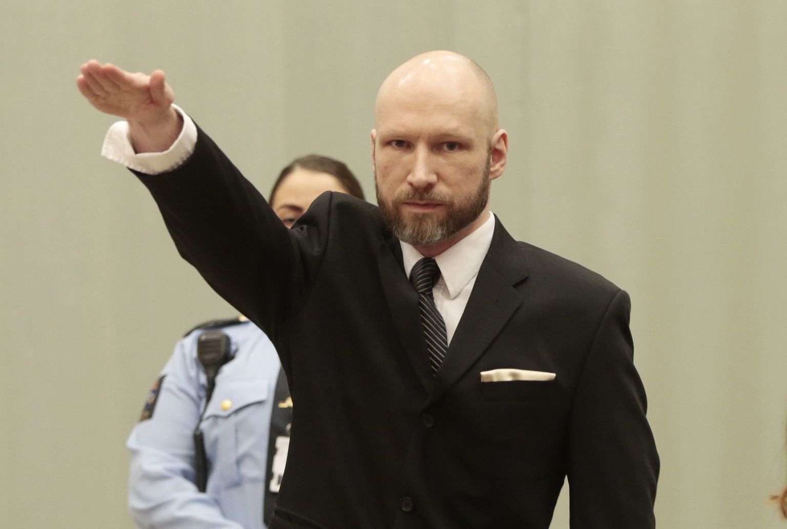 Anders Behring Breivik tegemas 10. jaanuaril 2017 Norra Skieni vanglas natsitervitust. Ta kaebas oma vangistamise edasi ja kohus kogunes vanglasse seda arutama