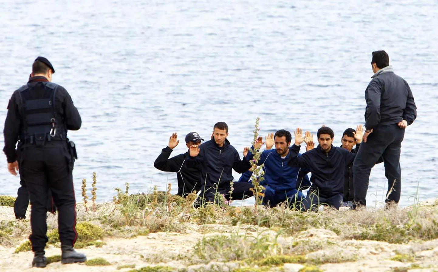 Itaalia politsei on Lampedusa saarel tabanud Tuneesia migrandid, kes põgenesid saarel asuvast sisserändekeskusest protestiks otsuse vastu nad kodumaale tagasi saata.