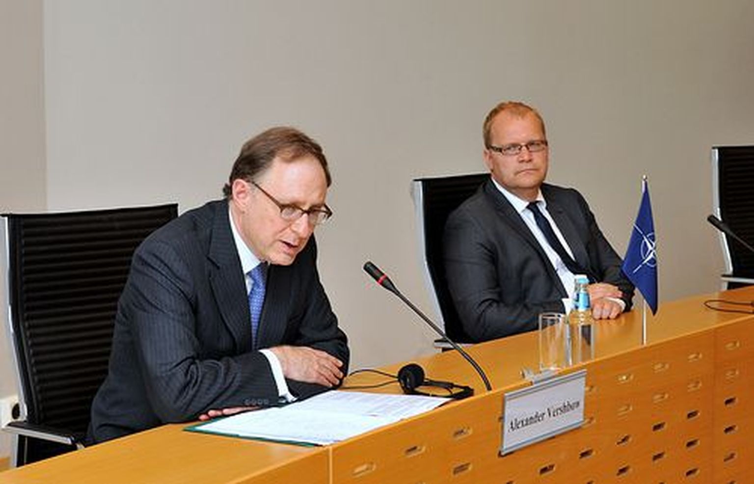 Alexander Vershbow (vasakul) koos Urmas Paetiga välisministeeriumis pressikonverentsil.