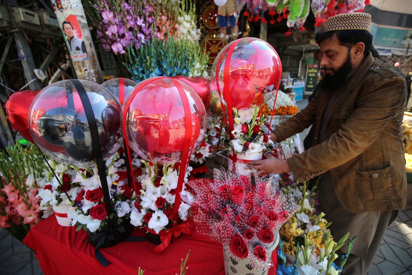 Kaupmees müümas 14. veebruaril 2024 Pakistanis Peshawaris valentinipäeva kaupa