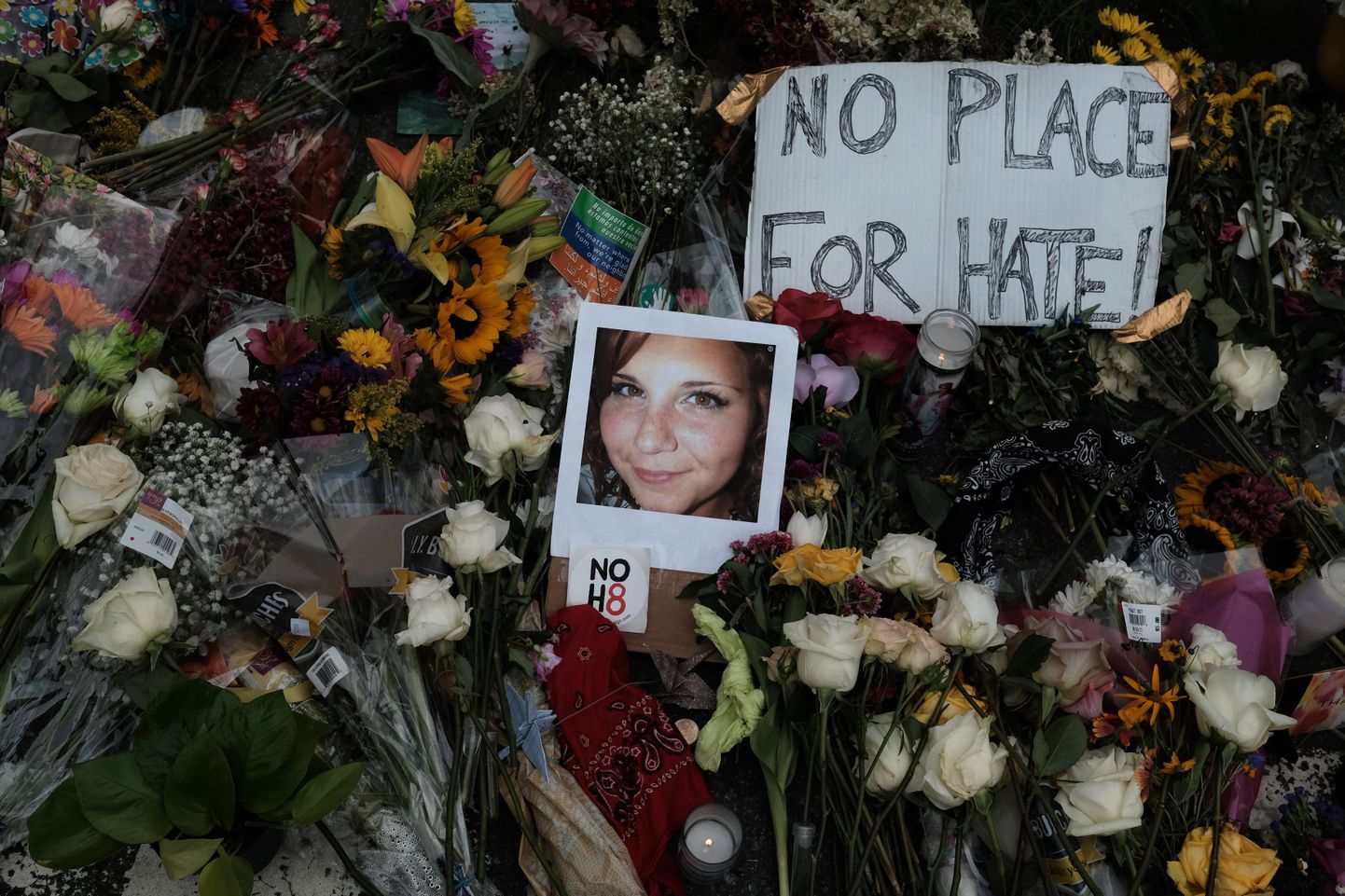 Vihale pole kohta, teatab kiri laupäevases vastasseisus hukkunud 32-aastase Heather Heyeri mälestuseks toodud lillede taustal.