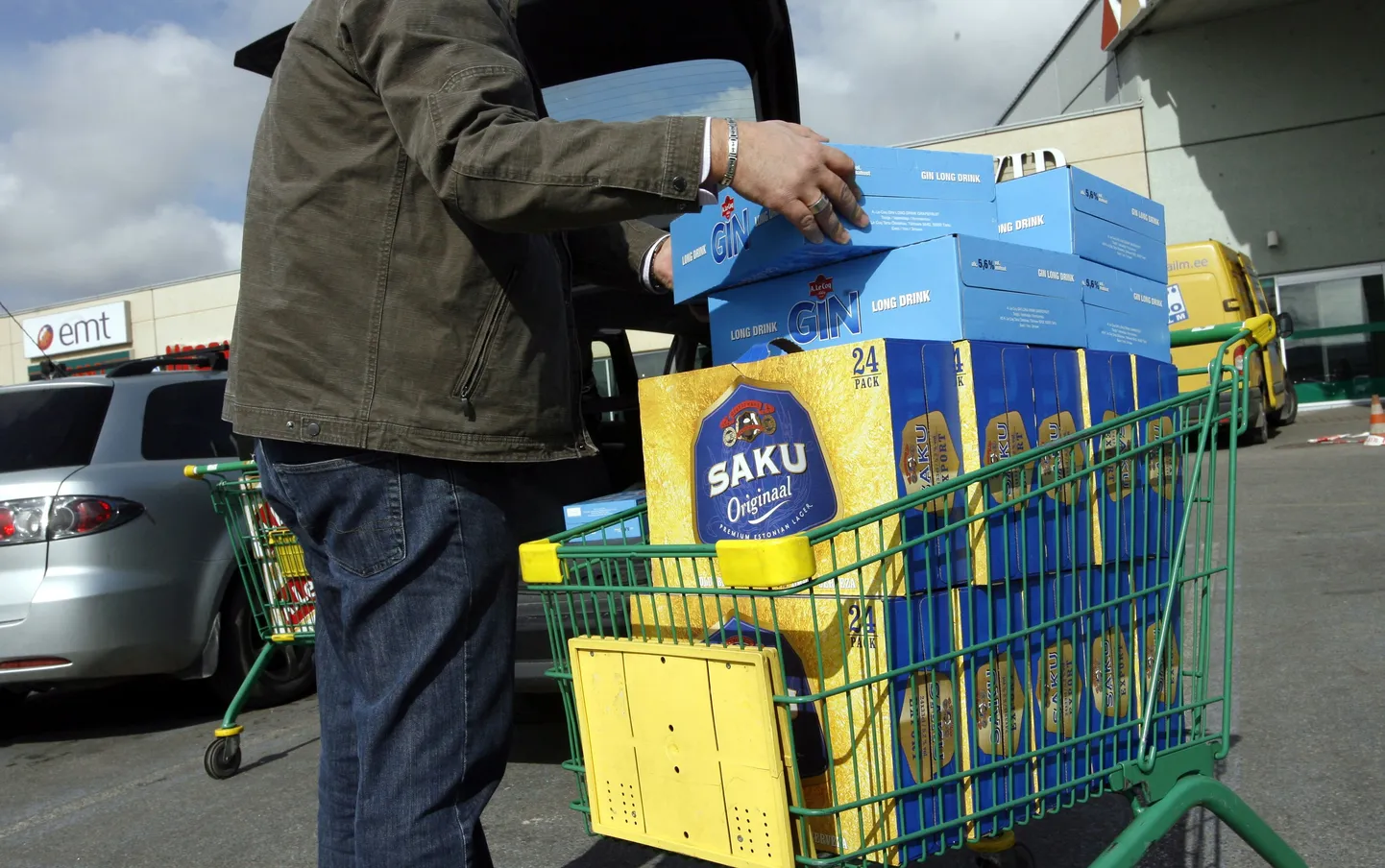 Pildil soomlased alkoholiga Prismast väljumas. Illustratiivne foto.