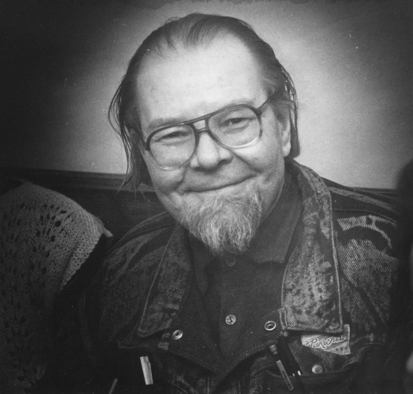 90ndad. Luuletaja ja toimetaja Jaan Isotamm.