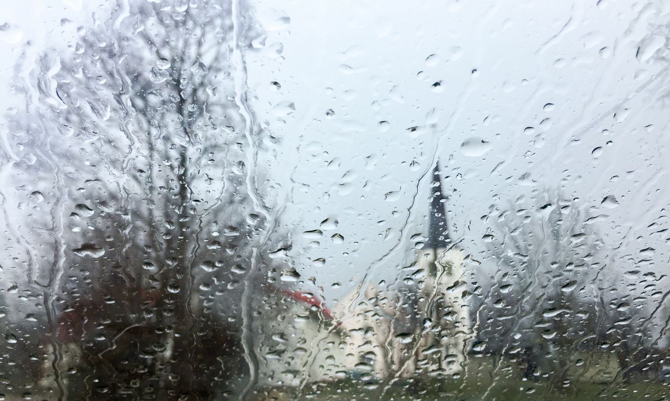 Погода в любиме на 14. Моросящий дождь. Моросящие осадки. Эстония дождь. Прохладный дождик моросит.