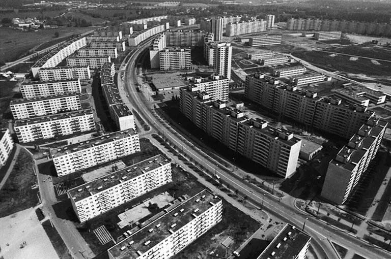 Эстонская ССР. г.Таллинн микрорайон Вяйке-Ыйсмяэ. За удачную кольцевую планировку микрорайона Вяйке-Ыйсмяэ народный архитектор СССР Март Порт в 1986 году был удостоен Государственной премии СССР.
