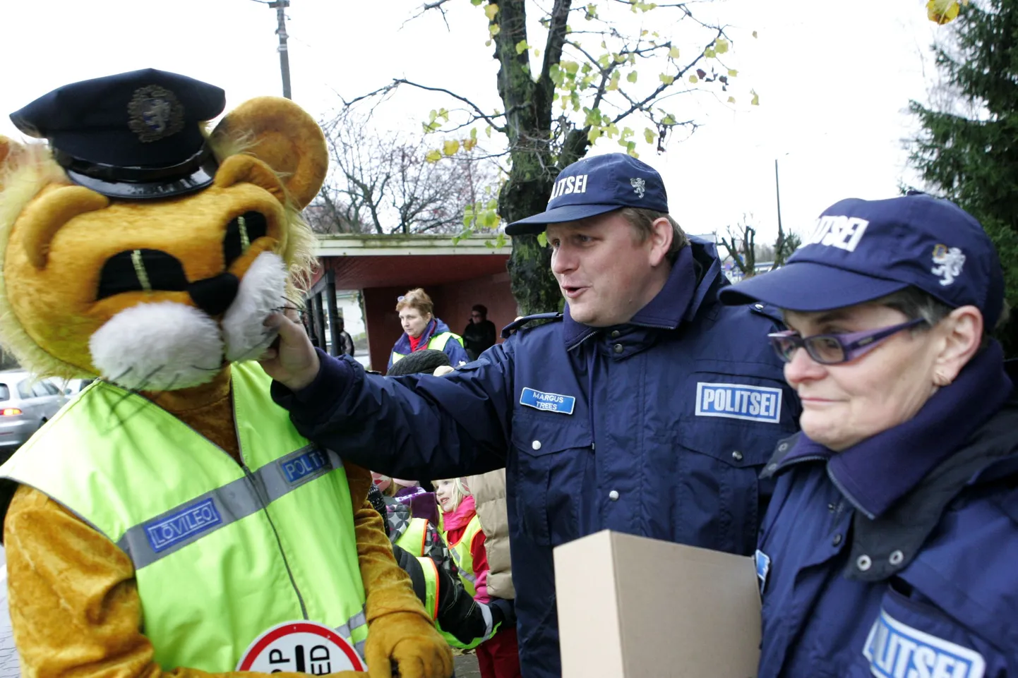 Politseinikud koos oma maskoti lõvi Leoga.