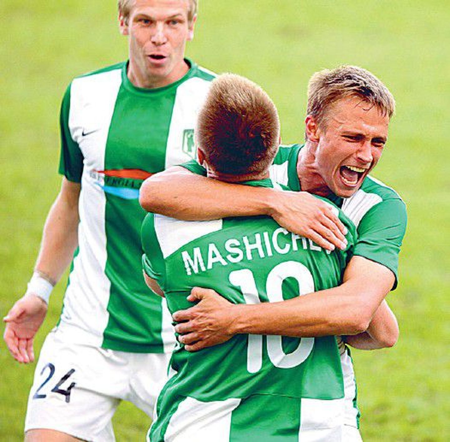 Футболисты FC Flora Герт Камс (справа) и Карл Палату(слева) поздравляют Николая Машичева, на счету которого немало голов, забитых в последнее время. В субботнем матче он также забил гол в ворота давнего соперника — команды Levadia.