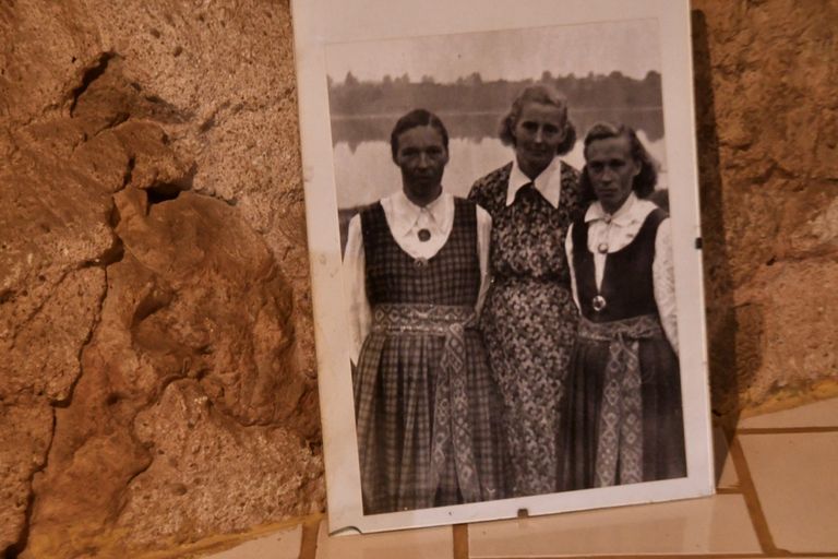Тетушка Зелма - на старом снимке она крайняя справа