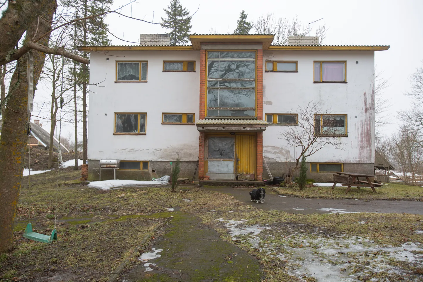 Saareküla lastekodu töötajate pooltühi elamu.