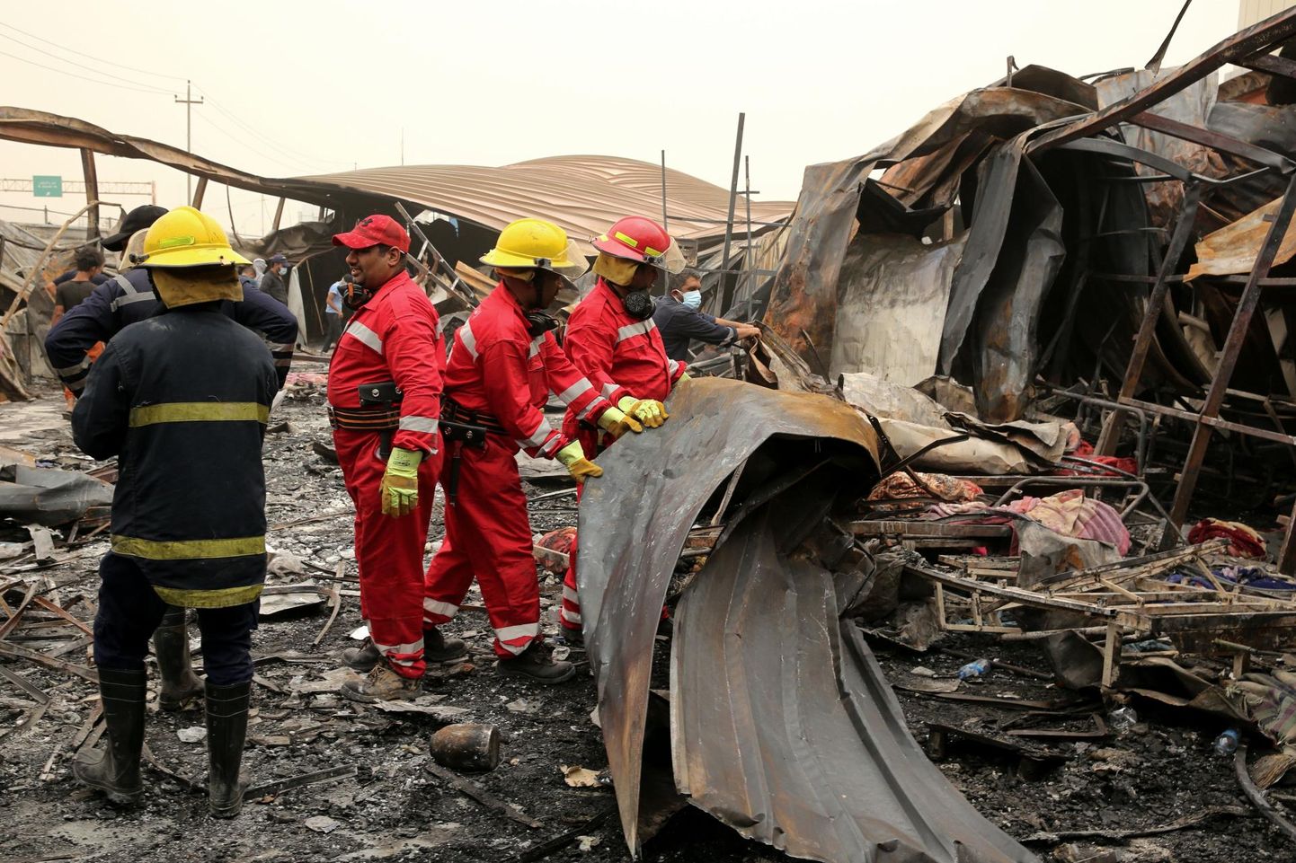 Päästjad al-Husseini haiglas toimunud põlengu järel ellujäänuid otsimas. 