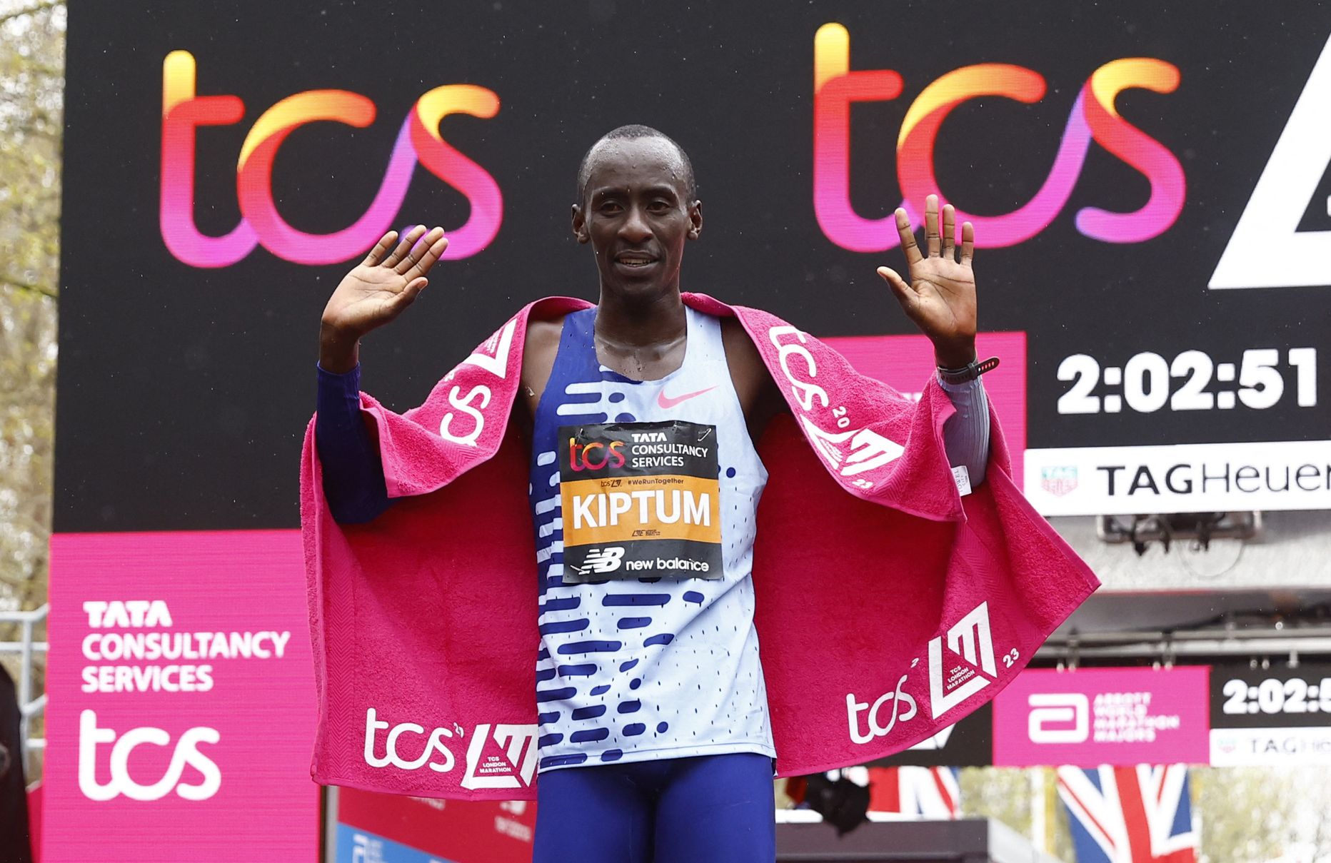 Kenijietis Kelvins Kiptums uzvar Londonas maratonā.