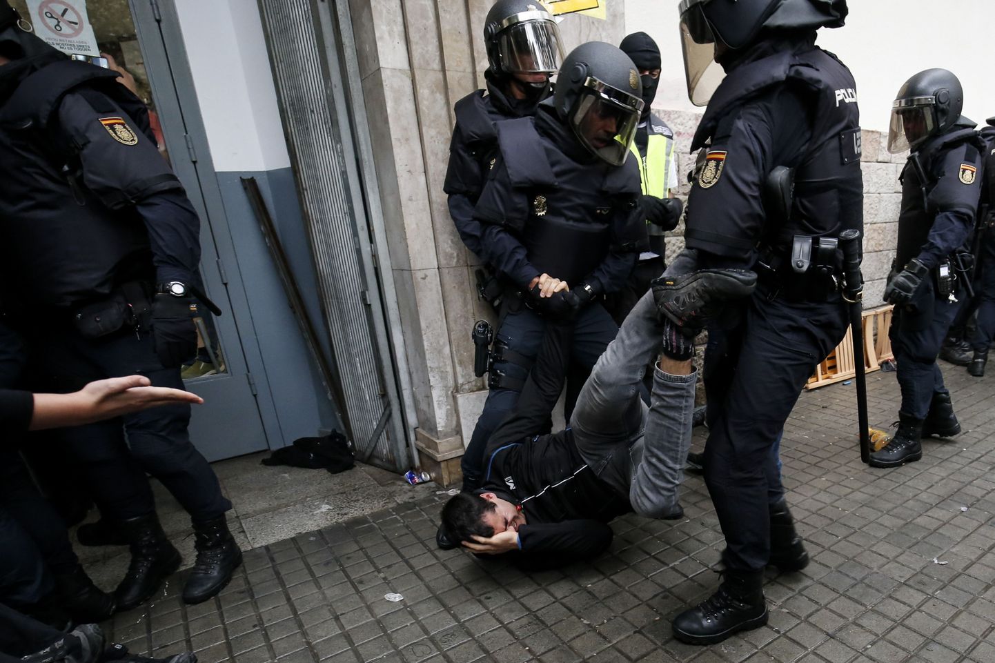 Hispaania politsei 1. oktoobri referendumil osalejaid takistamas.