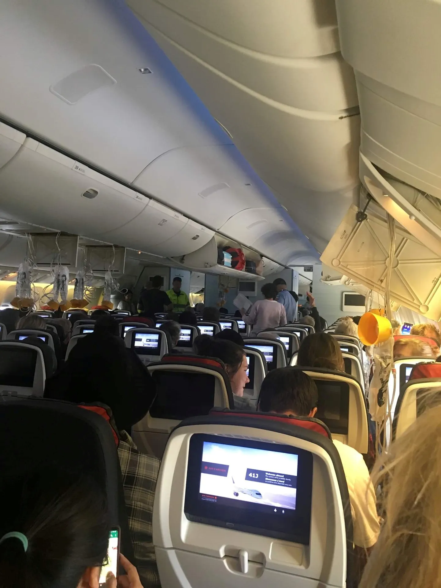 Внутри самолета Air Canada, попавшего в зону турбулентности.