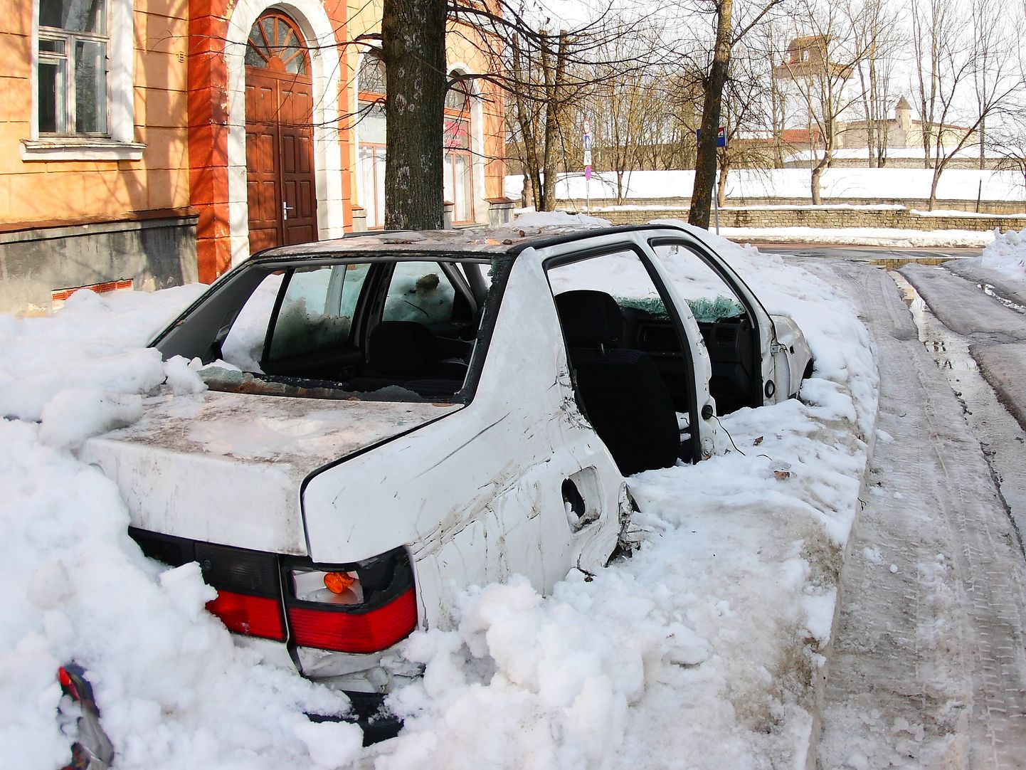Автохлам на обочинах улиц мешает также уборке снега.