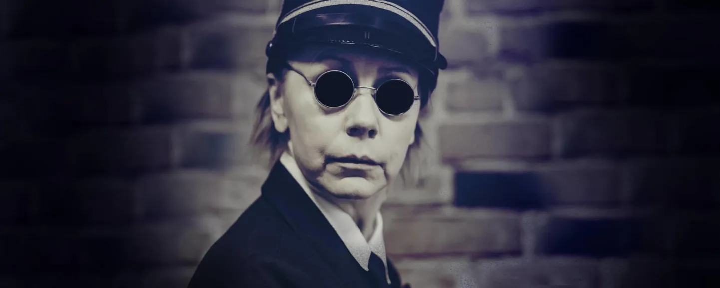 Tiina Mälberg lavastuses "Kinnine kohus".